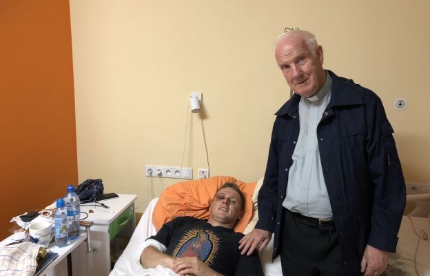 Przebywającego w szpitalu księdza Jerzego po wypadku odwiedził bp Ignacy Dec