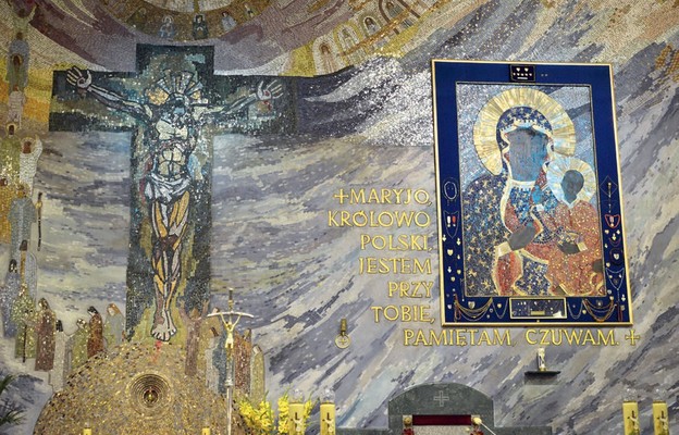 Mozaikowy ołtarz główny z obrazem Maryi