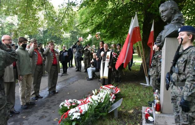 Na zakończenie uroczystości złożono kwiaty i zapalono znicze pod popiersiem „Inki” w parku Jordana. 