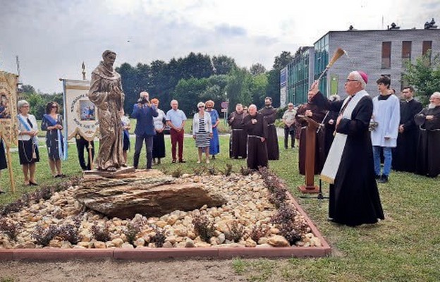 Bp Józef Szamocki poświęcił nową figurę św. Franciszka z Asyżu