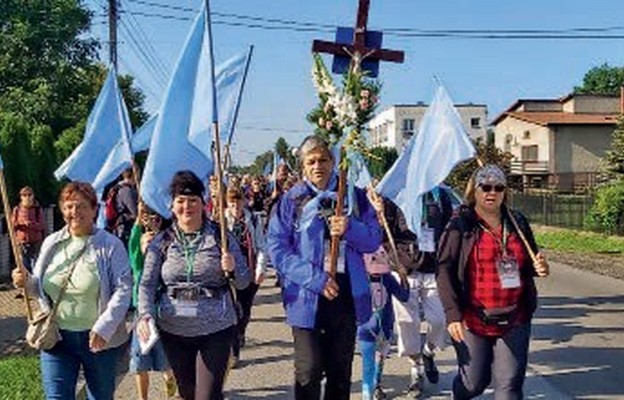 Pielgrzymi z grupy błękitnej w drodze do Maryi