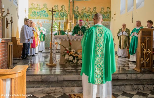 ks. Rafał składa śluby wobec abp. Adama Szala