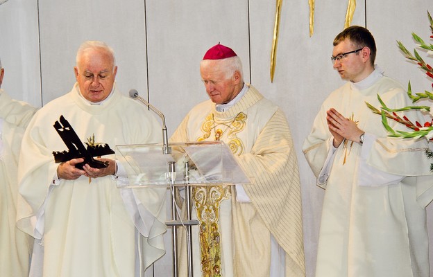 Przekazanie okolicznościowej pamiątki