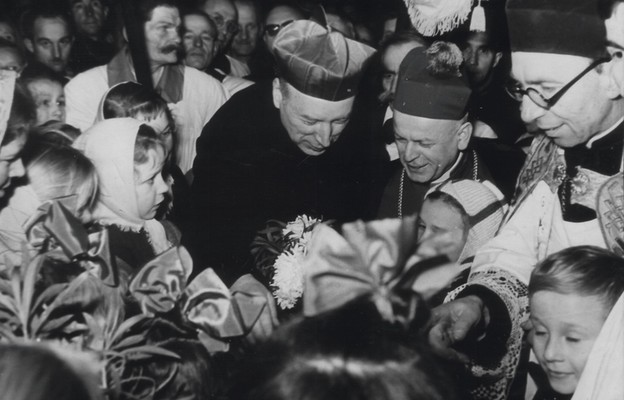 Prymas Wyszyński wraz z bp. Teodorem Benschem wśród dzieci (Szczecin, 30.11.1957 r.)
