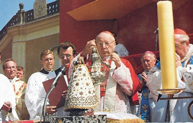 17 sierpnia 1980 roku kard. Wyszyński dokonał koronacji figurki Matki Bożej w Wambierzycach nadając jej tytuł Królowej Rodzin