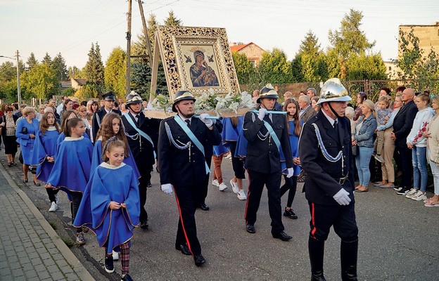 Obraz niosła Gwardia Honorowa św. Tomasza Apostoła