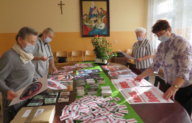 Zespół „Iskra Bożego Miłosierdzia” przygotował materiały ewangelizacyjne w postaci: ulotek, plakatów, plakietek, butonów, okolicznościowych śpiewników dla uczestników tego wydarzenia