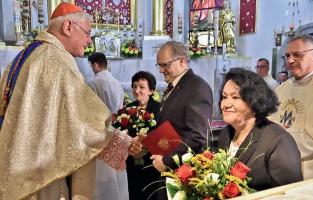 Kard. Gerharda Ludwiga Müllera wita kustosz sanktuarium i przedstawiciele parafii