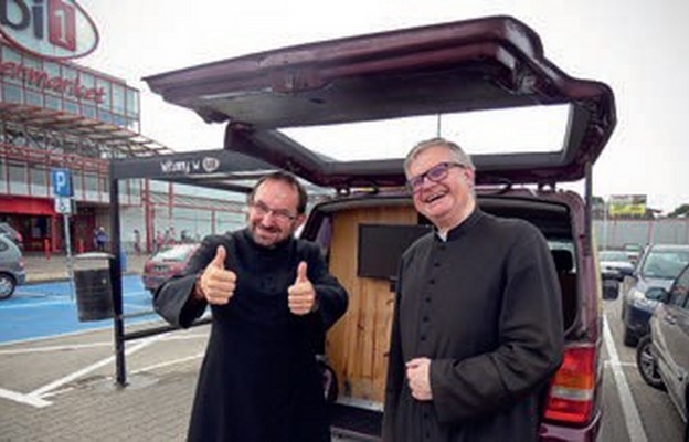 Rekolekcjoniście towarzyszył proboszcz parafii ks. Wiesław Walendzik (z prawej)