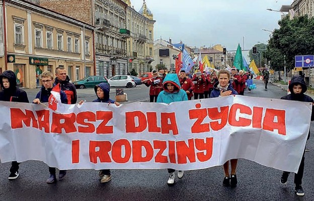 „Miłość, życie i rodzina to najlepsza jest nowina” – z takim hasłem szli uczestnicy marszu