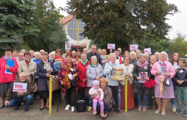 Uczestnicy Koronki na ulicach miast świata przy parafii Ducha Świętego w Słubicach