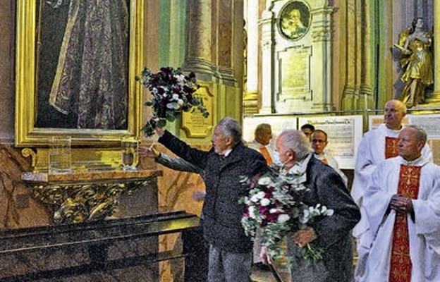 Na ołtarzu męczennika krewni bł. bp. Władysława Gorala złożyli kwiaty