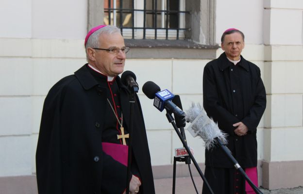 bp Marek Mendyk i bp Adam Bałabuch podczas konferencji prasowej