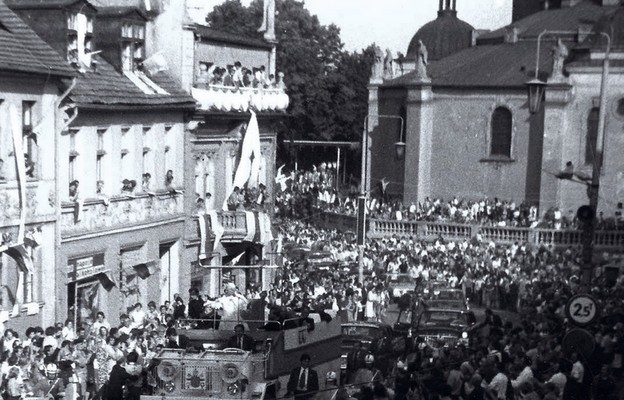 Tłumy ludzi witające Jana Pawła ii podczas jego pierwszej pielgrzymki do Polski w 1979 r.