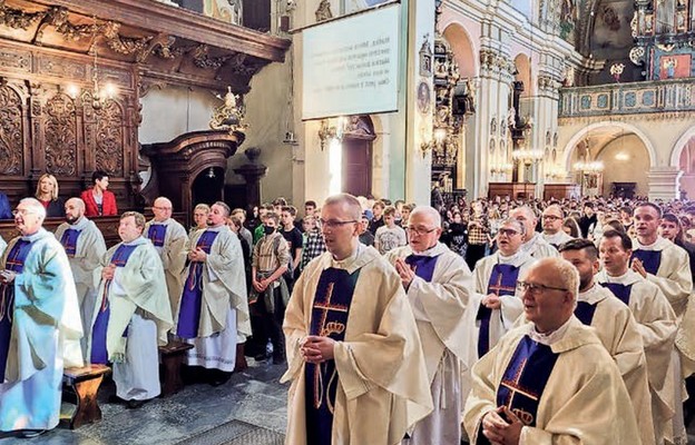 Duszpasterze i ośmioklasiści na Mszy św.