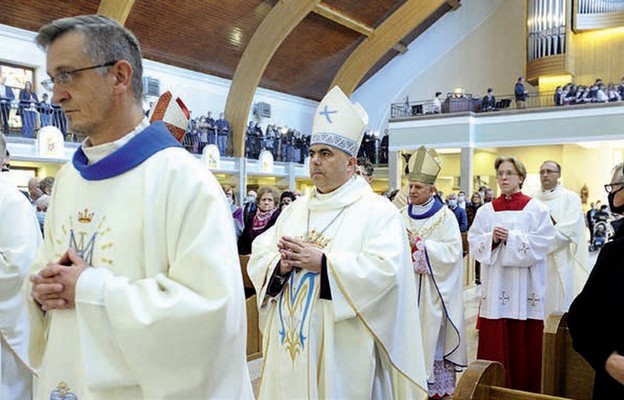 W liturgii uczestniczyli parafianie i pielgrzymi