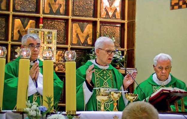 Modlitwie dziękczynnej przewodniczył abp Józef Michalik, obok proboszcz parafii ks. Kazimierz Rojek i pierwszy proboszcz ks. Szymon Nosal