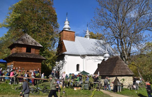 Pielgrzymi gromadzili się wokół zabytkowej świątyni. 