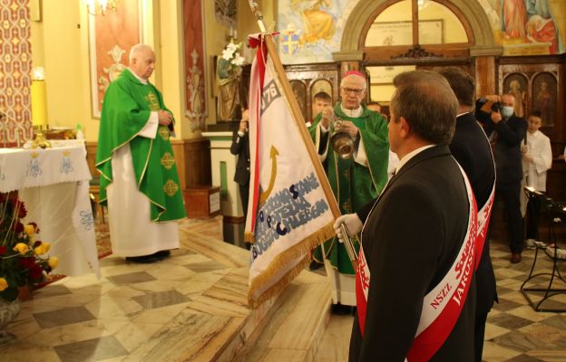 Poświęcenia i okadzenia sztandaru dokonuje ks. abp Józef Michalik