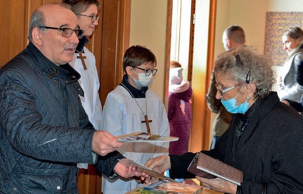 Po każdej Mszy św. można było nabyć kalendarz misyjny, aby w ten sposób wesprzeć dzieło Misjonarzy Oblatów w Kamerunie i na Madagaskarze