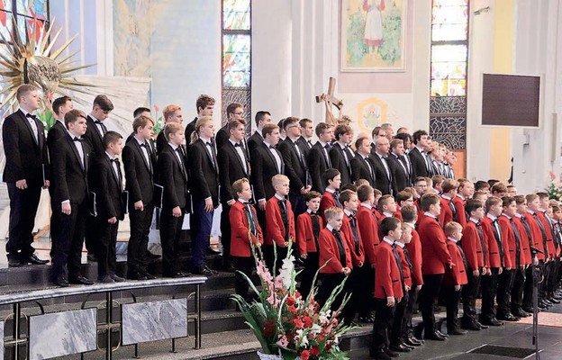 Chór Pueri Cantores Resovienses podczas jubileuszowego koncertu w katedrze rzeszowskiej