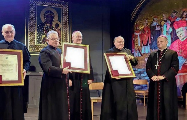 Wręczenie medalu Benemerenti pro opere Evangelisationis