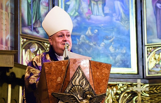 Biskup Piotr podczas Dnia Zadusznego w katedrze