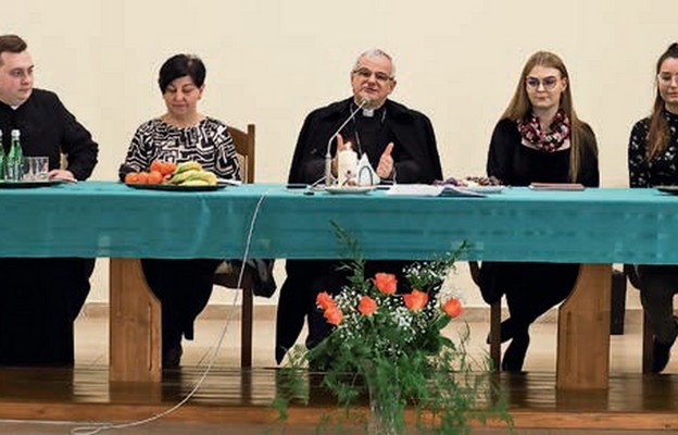 Do wspólnego stołu bp Mendyk zaprosił Annę Kośną i przedstawicieli parafii
z Głuszycy