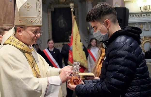 Z młodzieżą modli się bp Tadeusz Lityński