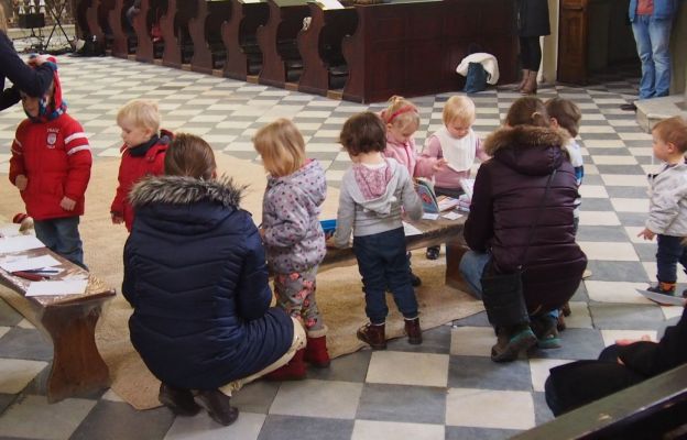 Ludzie Kościoła wzywają do modlitwy o dar potomstwa.