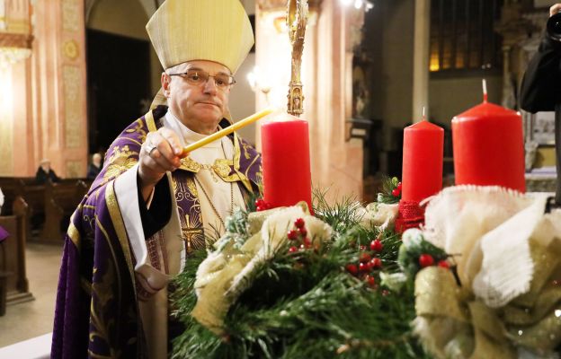Bp Marek Mendyk zapala pierwszą świecę na adwentowym wieńcu