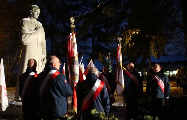 Przed pomnikiem bł. ks. Jerzego Popiełuszki.