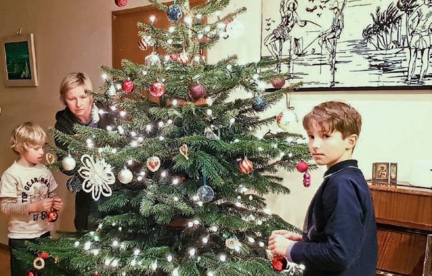 Monika Hasik wspólnie z Ignacym i Antonim dekorują choinkę, którą w szkółce drzew wybrali i sami ścięli synowie z tatą Danielem