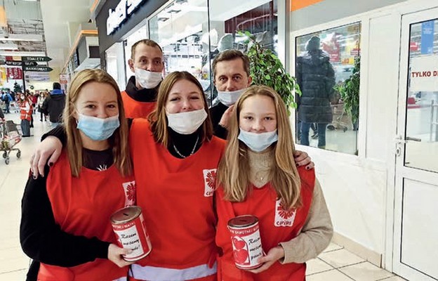 Zebrane przez wolontariuszy ze szkolnych kół Caritas fundusze pomogą mieszkańcom Domu Matki i Dziecka