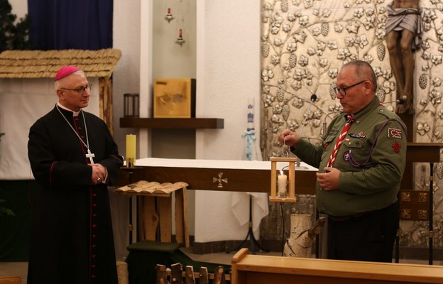 Betlejemskie Światło Pokoju w Sekretariacie Episkopatu