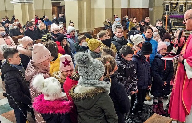 Homilia dla dzieci gromadzi przed ołtarzem liczne grono najmłodszych