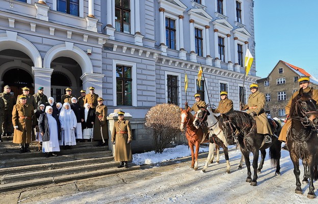 Ułani z raportem u niepokalanek