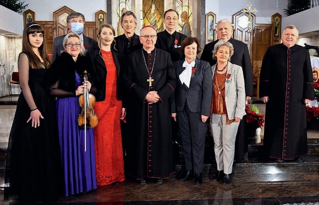 Pamiątkowe zdjęcie osób związanych z festiwalem na Czubach