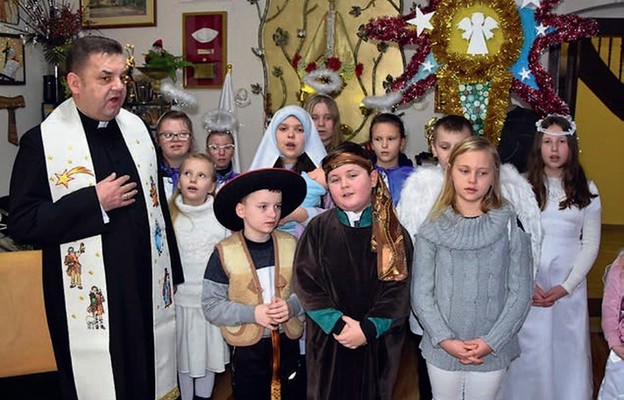 Kolędnicy misyjni z parafii Matki Bożej Królowej Polski w Głuszycy
