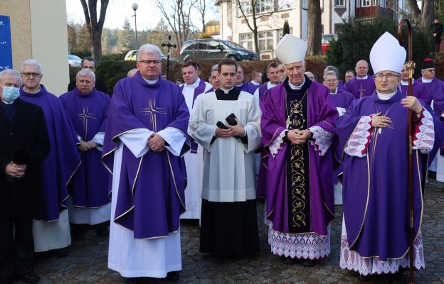 Zaprzyjaźnieni biskupi i księża oddali hołd zmarłemu polanickiemu proboszczowi