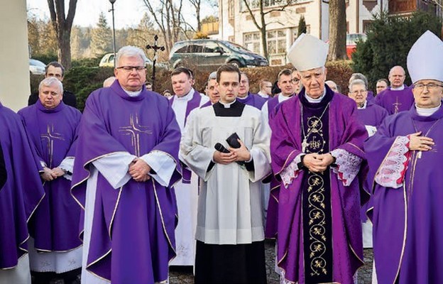 Biskupi i kapłani - przyjaciele zmarłego ks. prał. Antoniego Kopacza