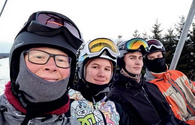 Ks. Jakub Deperas w przerwie świątecznej wyjechał z młodzieżą na narty