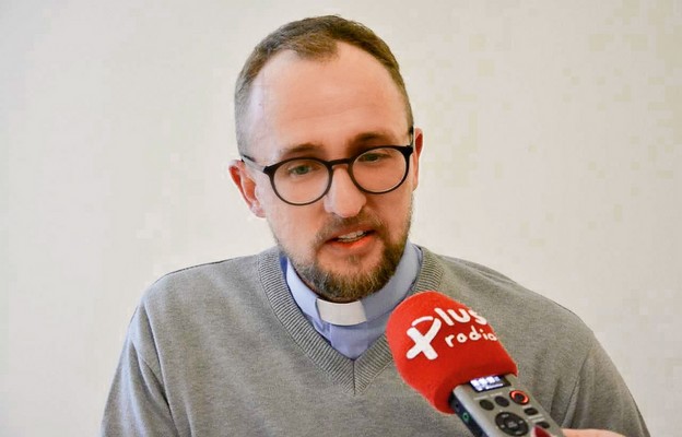 Ks. Łukasz Kutrowski, muzykolog, dyrygent i liturgista, pasjonat muzyki  organowej i chorału gregoriańskiego