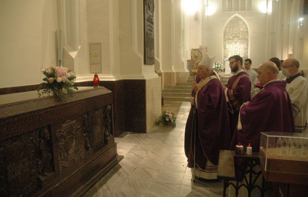 Modlitwa przy sarkofagu bp. Teodora Kubiny
