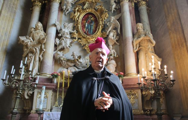 Biskup senior w kaplicy Matki Bożej Świdnickiej, Uzdrowienia Chorych 