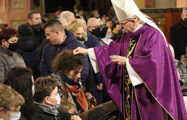 Biskup świdnicki podczas obrzędu posypania głów popiołem