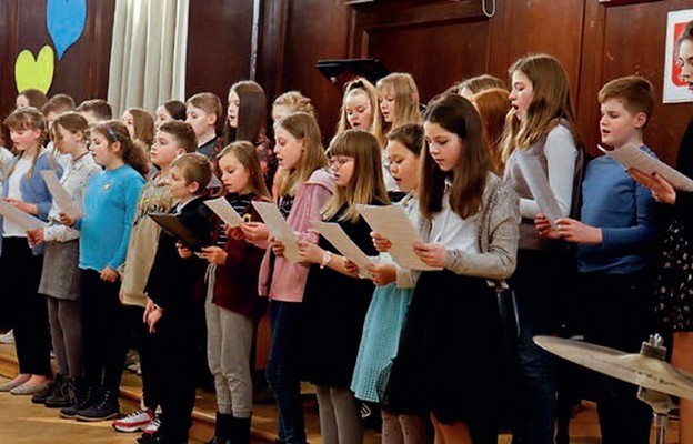 Finałowy utwór został wykonany przez chór świdnickiej szkoły muzycznej