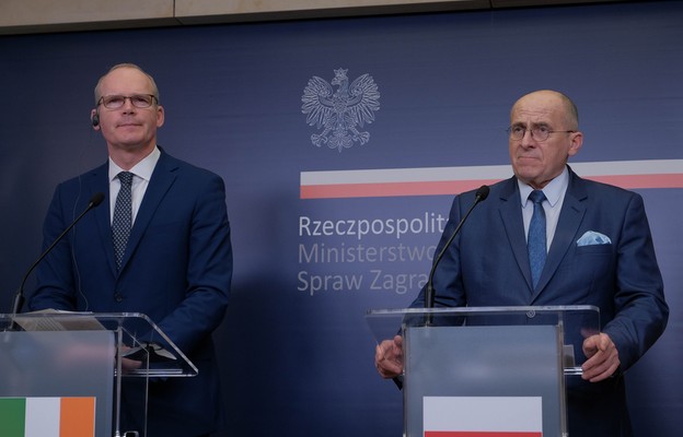 Szef MSZ Irlandii Simon Coveney i szef MSZ Polski Zbigniew Rau