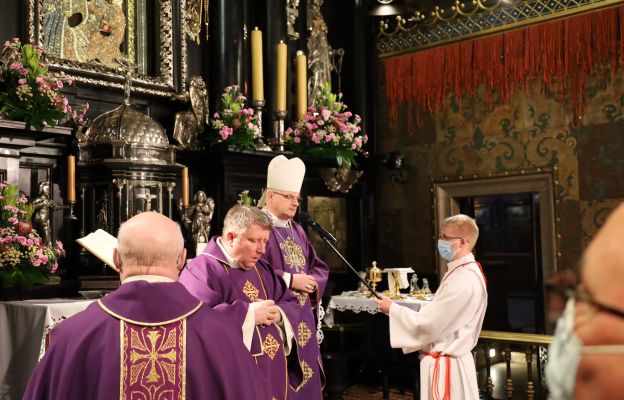 Msza św. w kaplicy Jasnogórskiej pod przewodnictwem bp Marka Mendyka.