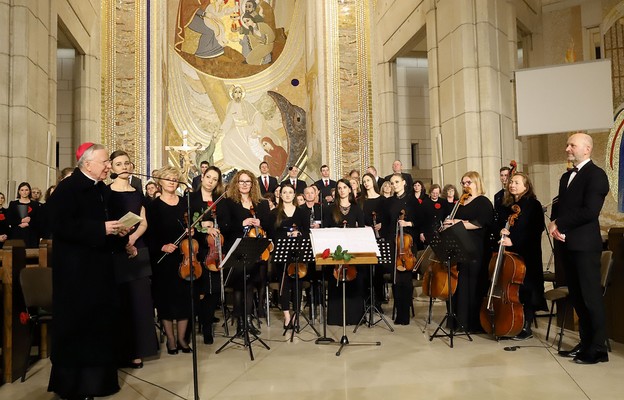 Metropolita krakowski podziękował członkom chóru i orkiestry symfonicznej za wykonanie „pieśni nowej”